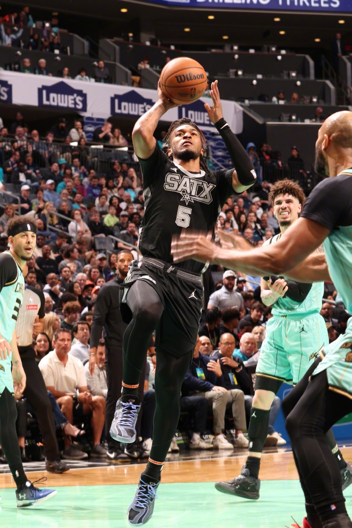 九游体育平台-黄蜂绝杀马刺，欧文统治全场