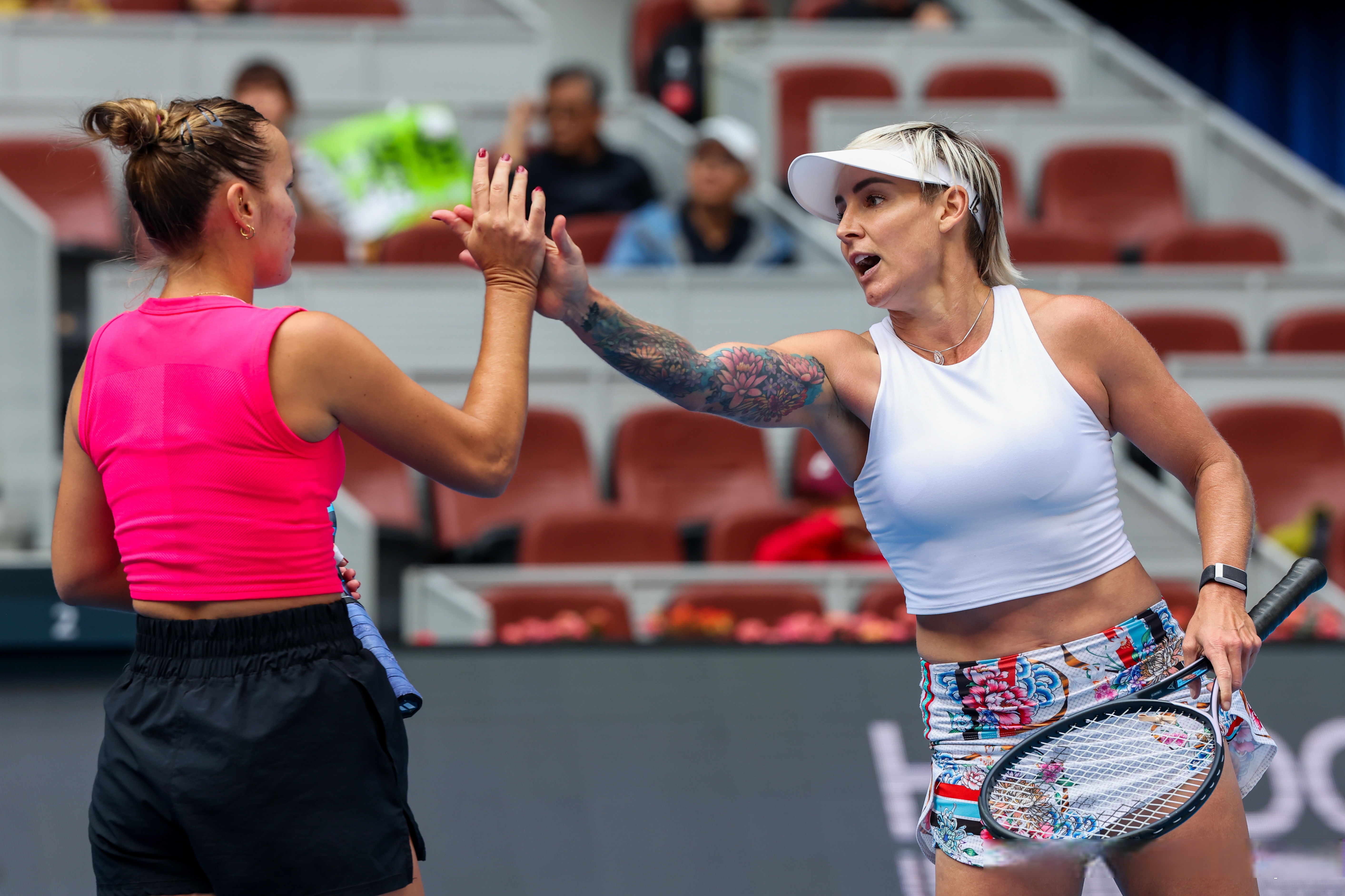 九游app下载-女子击剑比赛罗马尼亚选手获胜