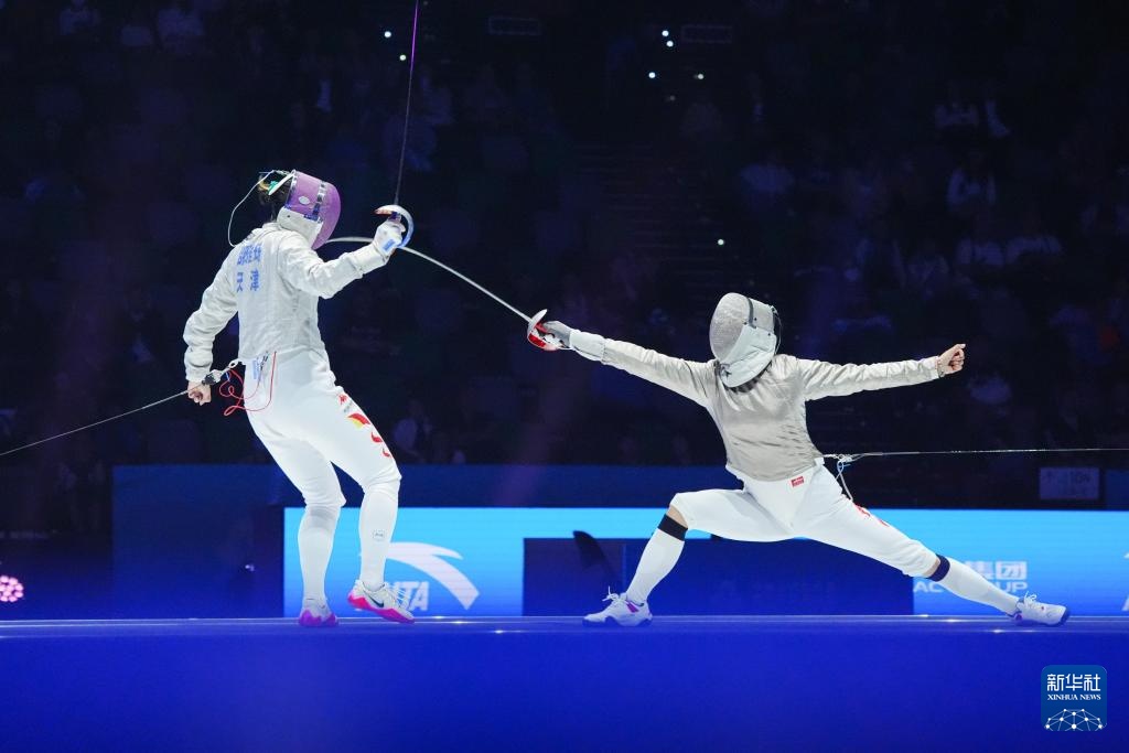 女子击剑比赛罗马尼亚选手获胜