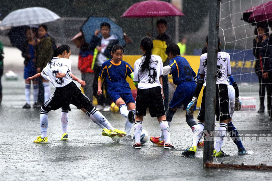 南京女子足球精英赛在雨中激烈展开的简单介绍 南京女子足球精英赛在雨中激烈展开的简单介绍
