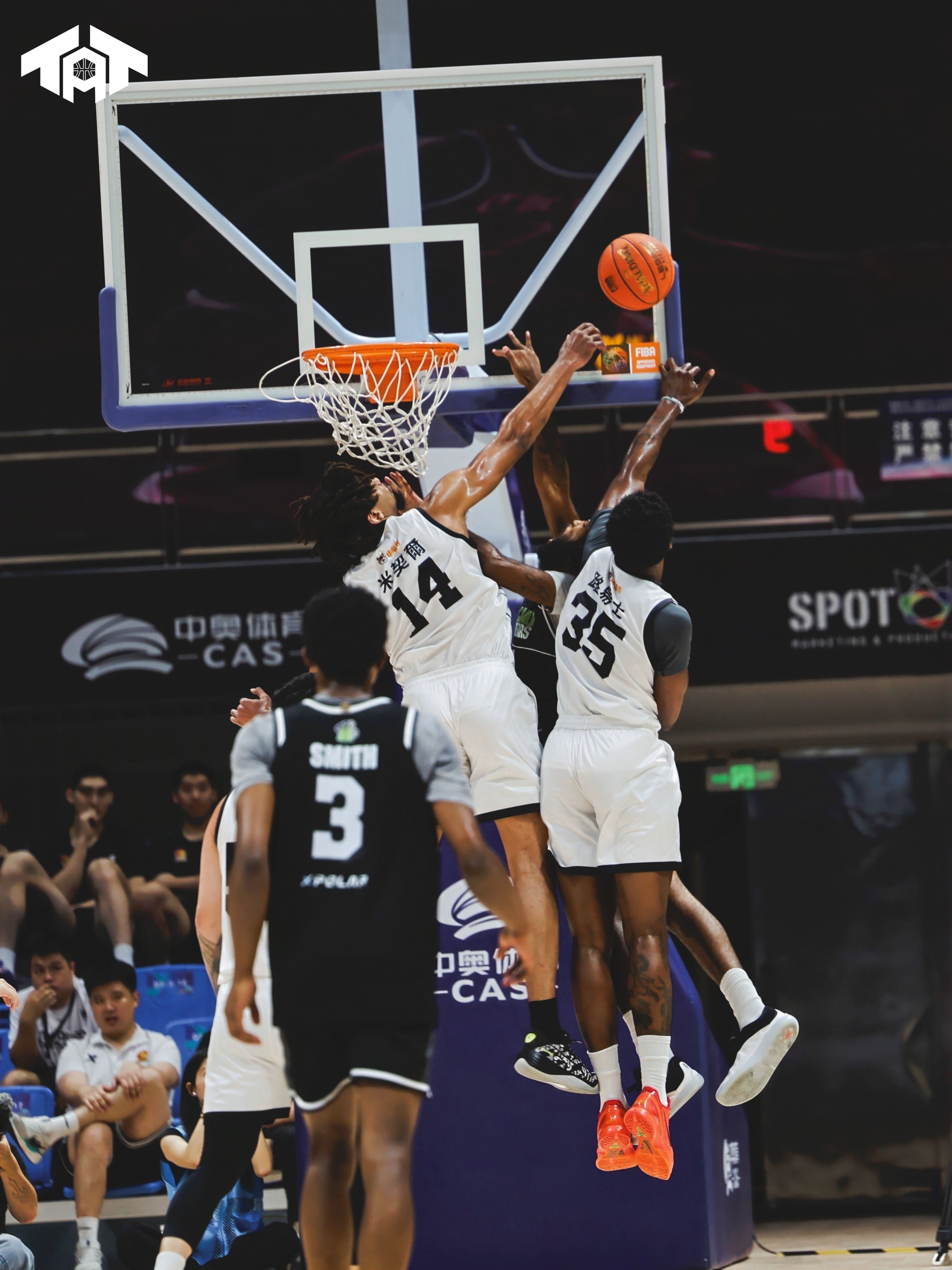 篮球巨星突然退役,球迷惋惜不已 篮球巨星突然退役,球迷惋惜不已