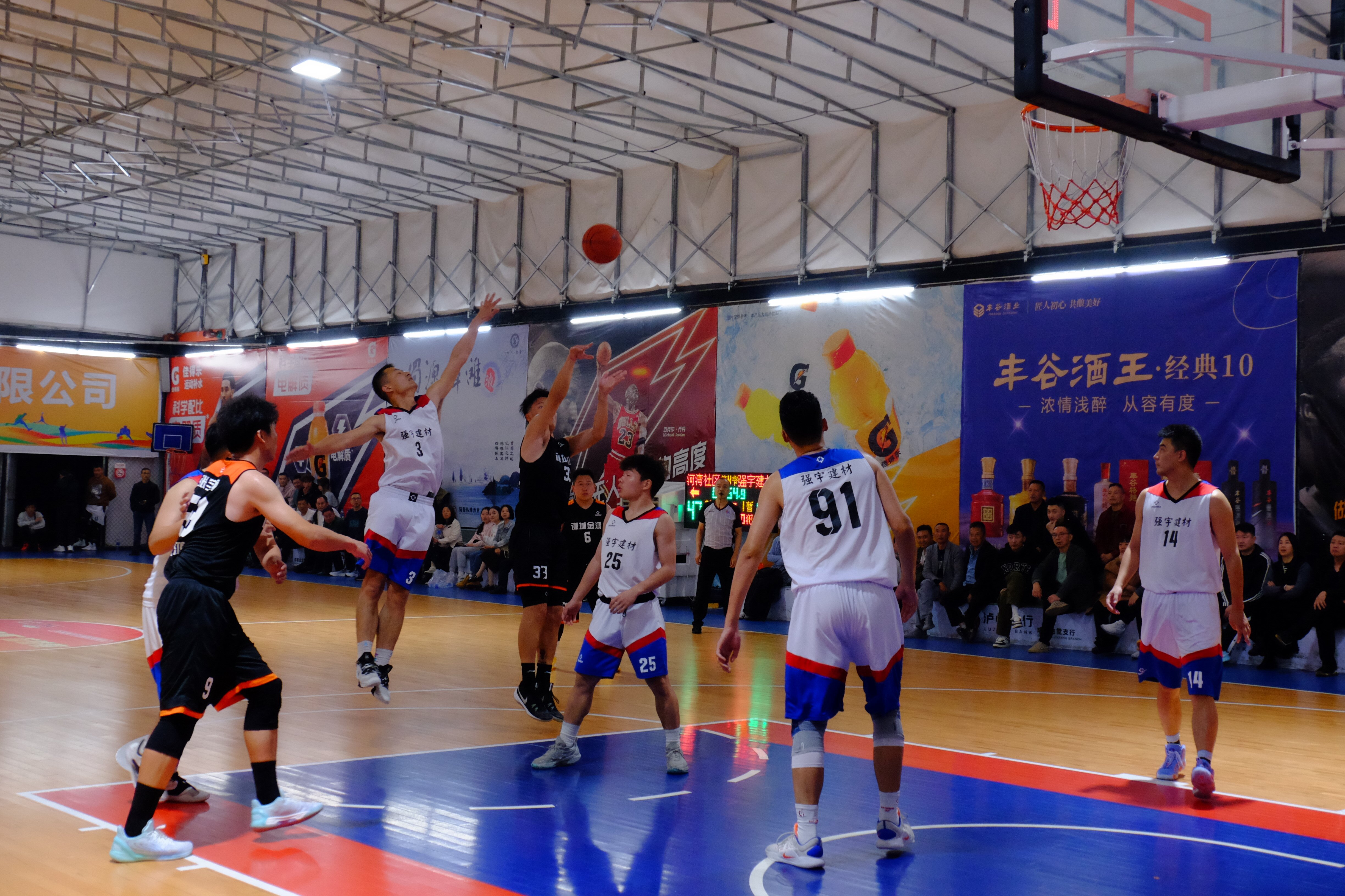 九游游戏-包含一场精彩的篮球盛宴，万人空巷涌入球场的词条