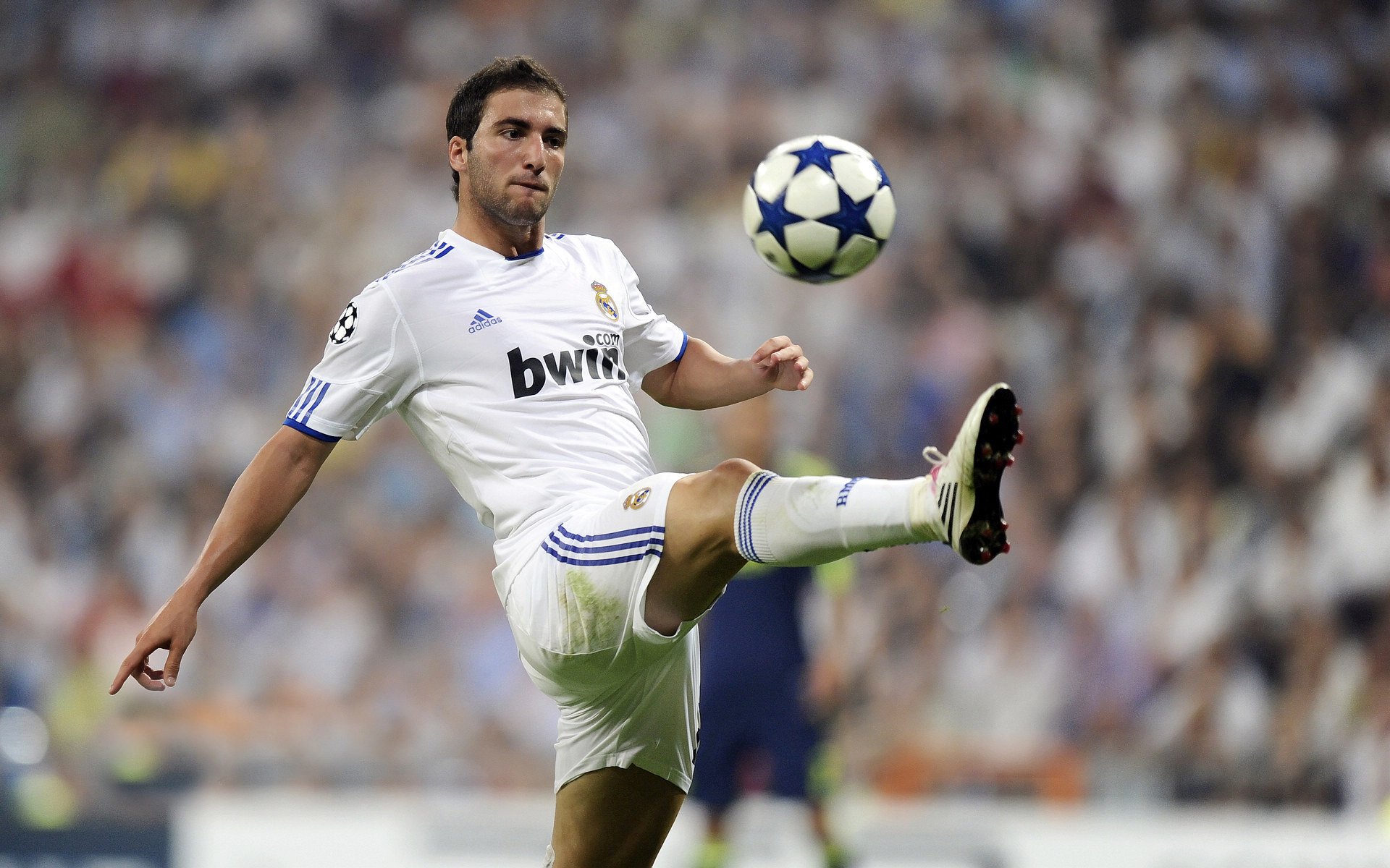 赛道与绿茵的奇妙共振,范戴克统治之夜的启示